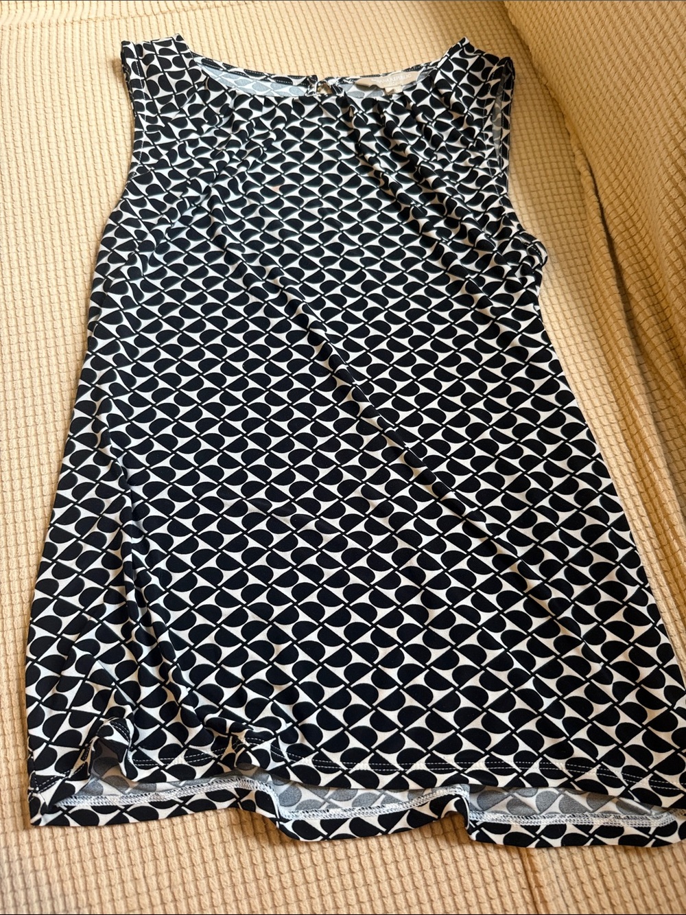 Banana republic women’s Black & White Geometric A-Line shirt